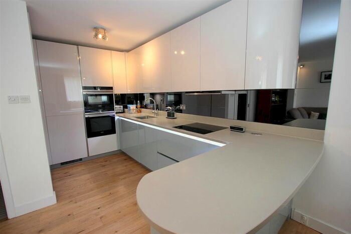 3 Bedroom Flat To Rent In Leeward Court, Asher Way, London, E1W