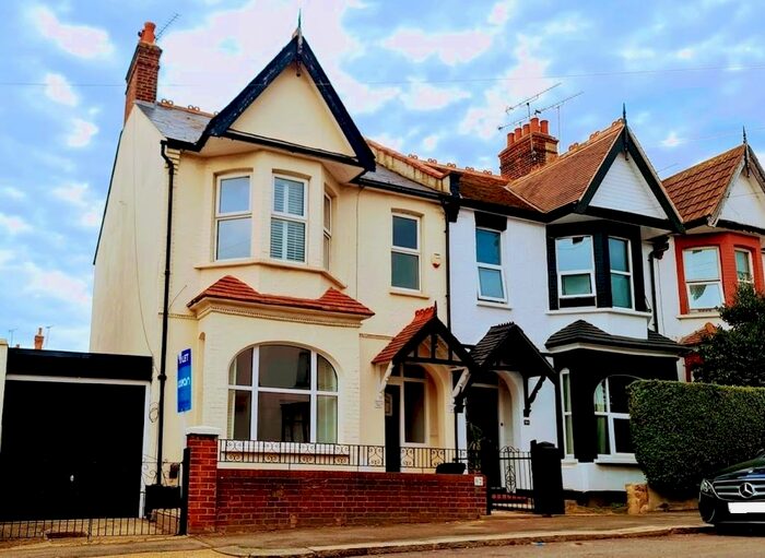 3 Bedroom Semi-Detached House To Rent In Southbourne Grove, Westlciff, SS0