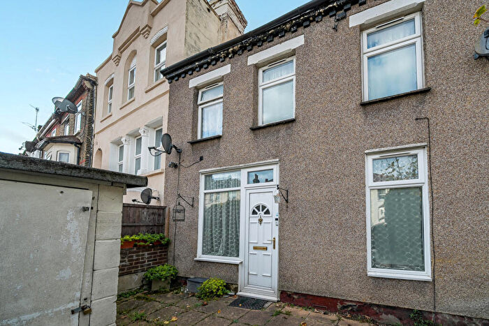 2 Bedroom Terraced House For Sale In Chestnut Rise, Plumstead, SE18