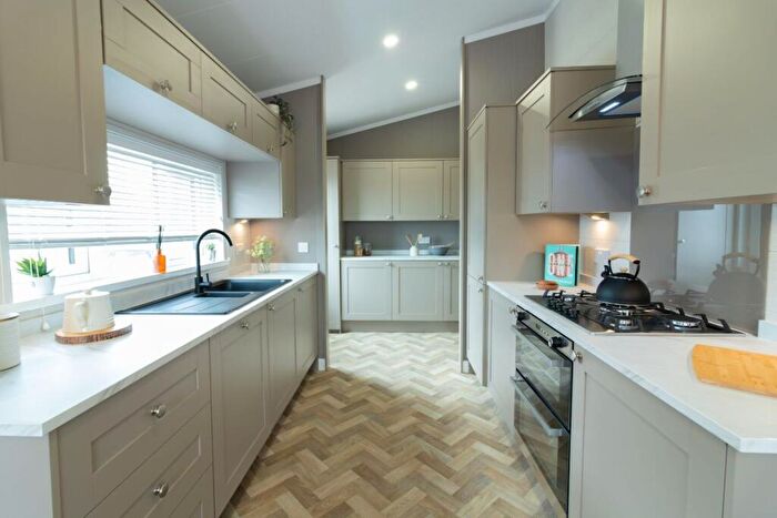 2 Bedroom Park Home For Sale In The Costwold, Sandy Bay, SS8