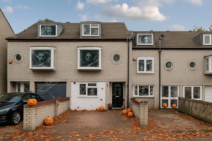 3 Bedroom Semi-Detached House For Sale In Laurel Close, Southampton, SO19