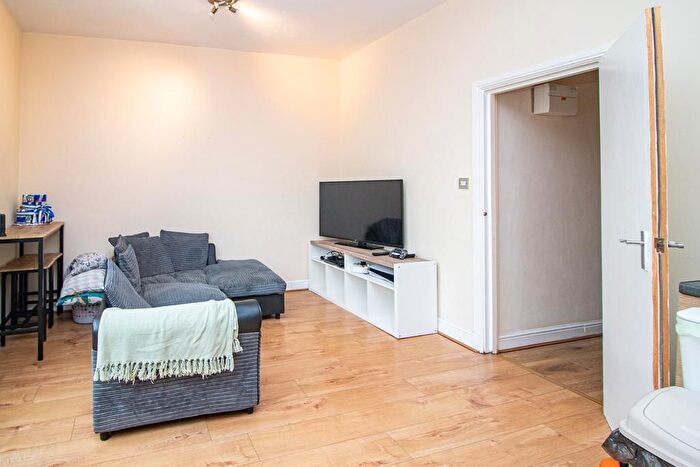 2 Bedroom Flat To Rent In Garratt Lane, London, SW18