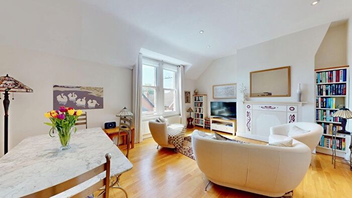 2 Bedroom Flat For Sale In St John's Road, TW9