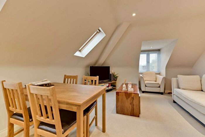 1 Bedroom Flat To Rent In Queens Road, Weybridge, KT13