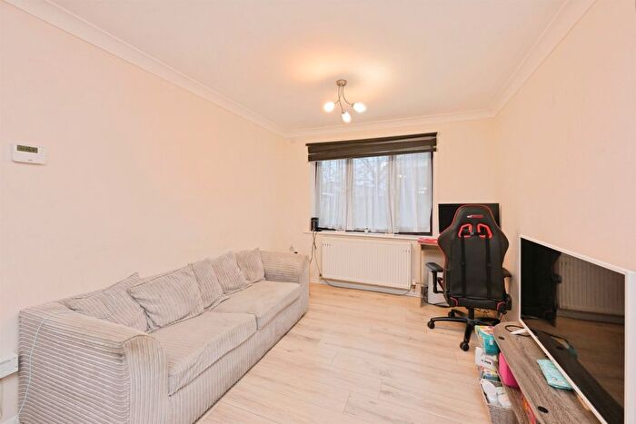 2 Bedroom Flat For Sale In Chilworth Gate, Broxbourne, EN10