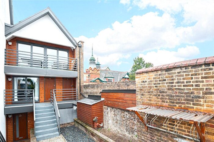 2 Bedroom Flat To Rent In Third Cross Road, Twickenham, TW2