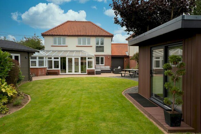 4 Bedroom Link Detached House For Sale In Sandhole Lane, Little Plumstead, Norwich, NR13