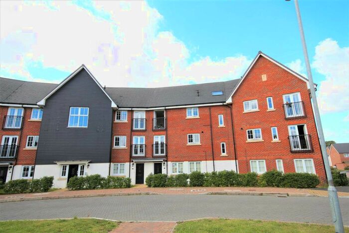 1 Bedroom Flat To Rent In Fulmar Crescent, Jennett`S Park, RG12