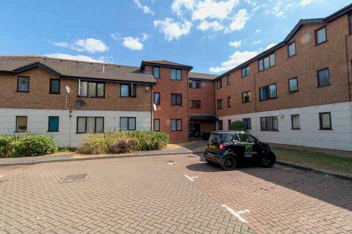 1 Bedroom Flat To Rent In Parrotts Field, Hoddesdon, EN11