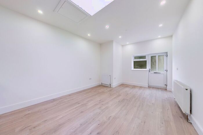 2 Bedroom Bungalow To Rent In London Road, East Grinstead, West Sussex, RH19