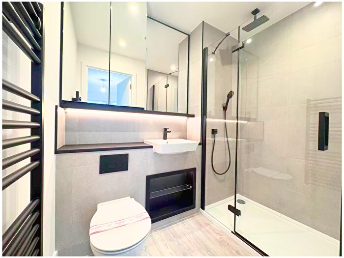 2 Bedroom Flat To Rent In Pavana Square, Brentford, TW8