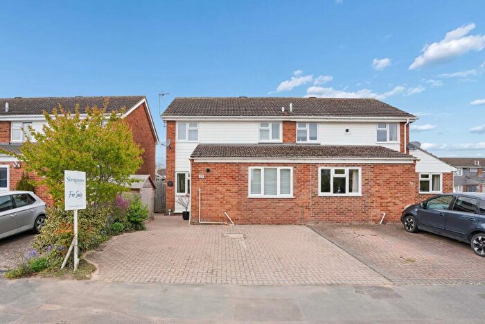 3 Bedroom Semi Detached House For Sale In Fairfield Close, Grove, OX12