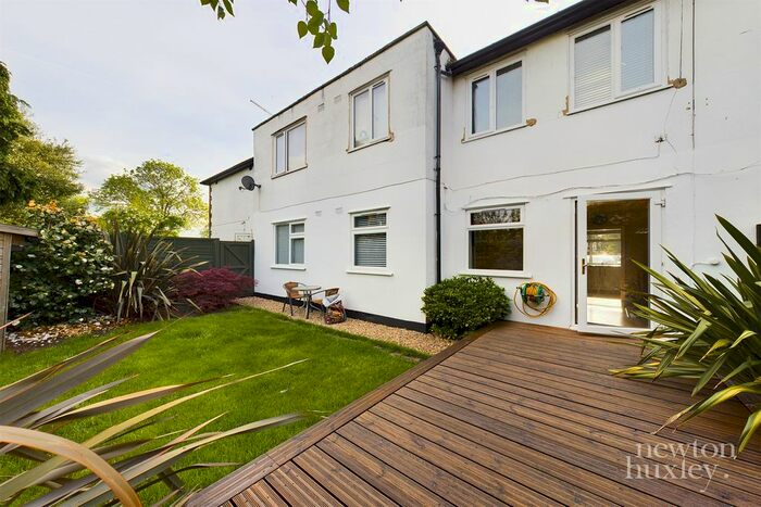 3 Bedroom Flat To Rent In Walton Road, West Molesey, KT8