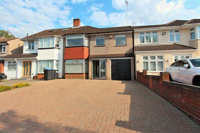 4 Bedroom Semi-Detached House To Rent In Lonsdale Drive, Oakwood, EN2