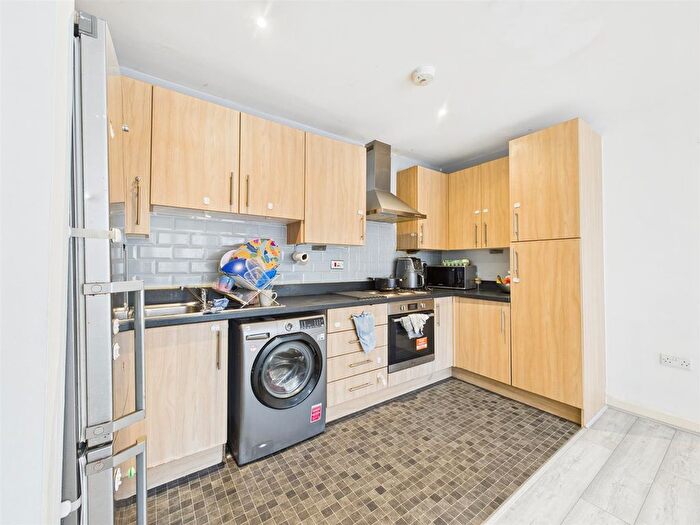 2 Bedroom Flat For Sale In Cornwall Road, London, N15