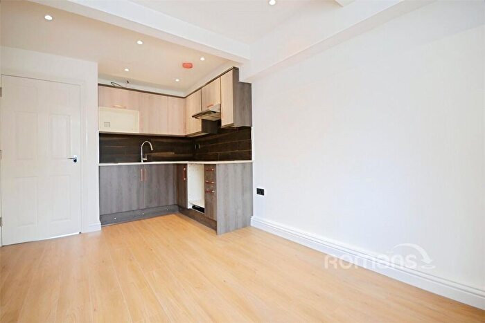 3 Bedroom Flat To Rent In East Street, Farnham, Surrey, GU9