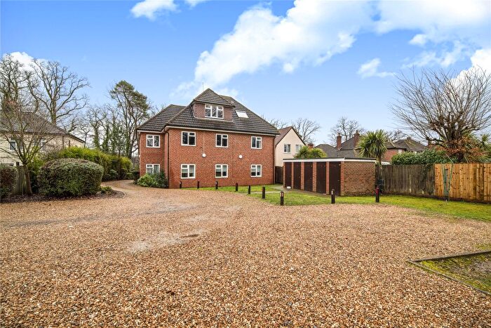 2 Bedroom Flat For Sale In Broadway, Knaphill, GU21