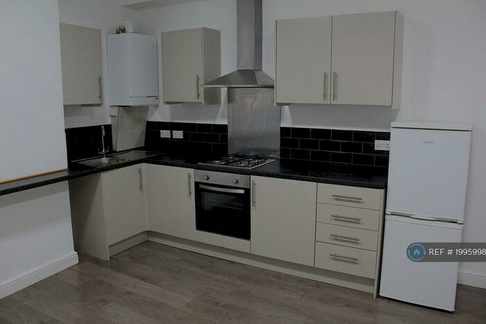 2 Bedroom Flat To Rent In Cross Street, Sale, M33