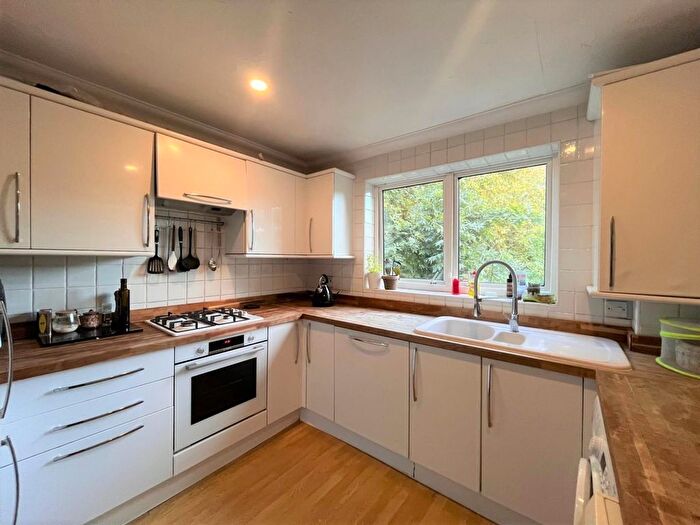 2 Bedroom Flat To Rent In Avington Grove, Penge, London, SE20