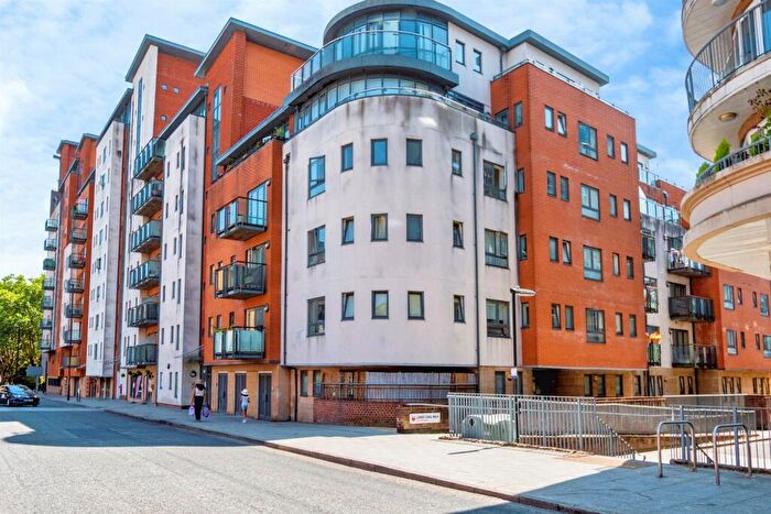 1 Bedroom Flat For Sale In Lower Canal Walk, Southampton, SO14