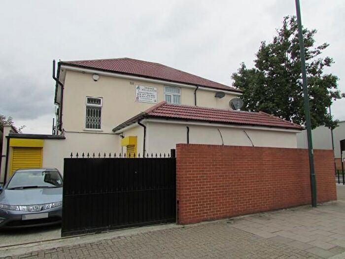 3 Bedroom Flat To Rent In Bilton Road, Perivale, Greenford, UB6