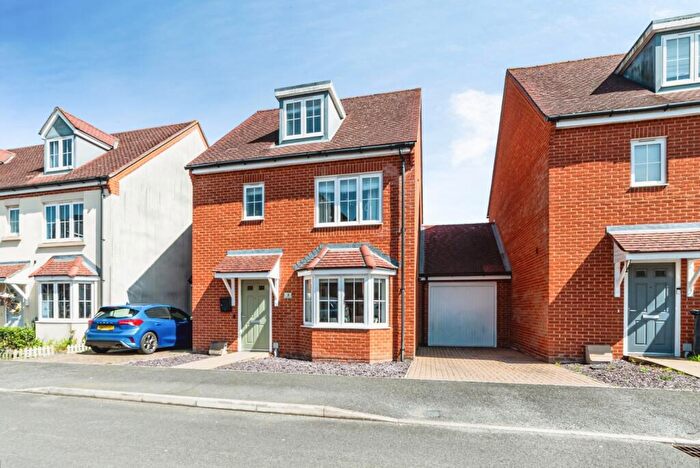 4 Bedroom Link Detached House For Sale In Royal Gardens, Tadley, Hampshire, RG26