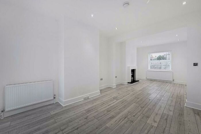 5 Bedroom Semi-Detached House To Rent In Wells House Road, Acton, NW10