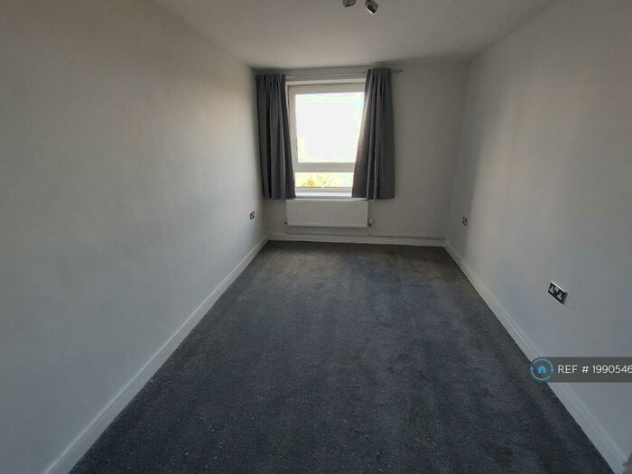 3 Bedroom Flat To Rent In Wiseman Court, London, SE19