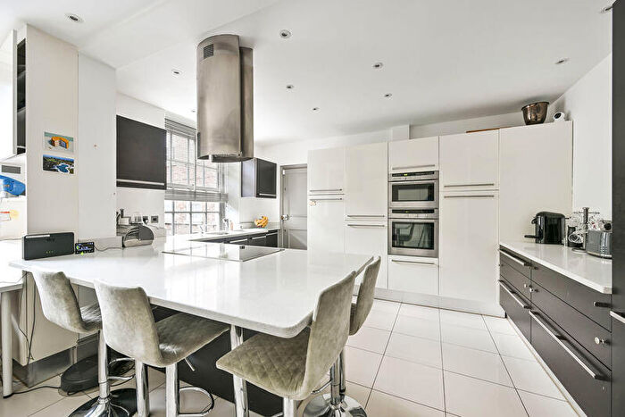 3 Bedroom Flat To Rent In Avenue Road, NW8