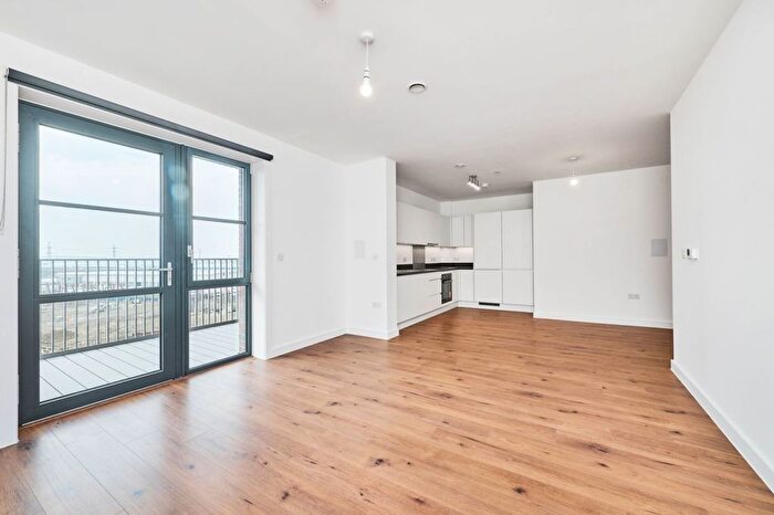 2 Bedroom Flat To Rent In New Road, Dagenham, RM9