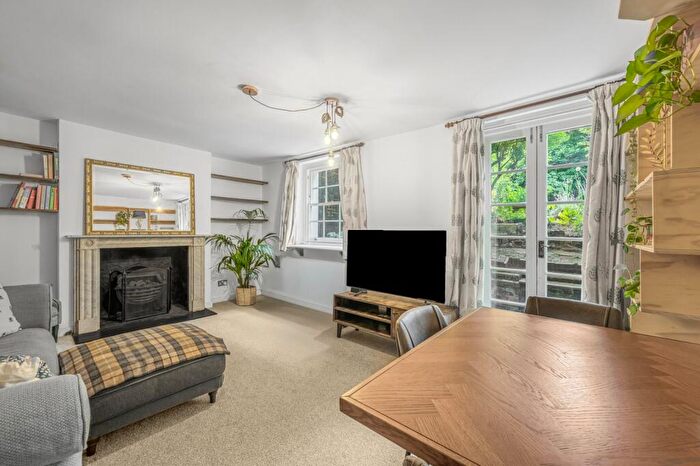 2 Bedroom Flat For Sale In Canonbury Square, Canonbury, N1