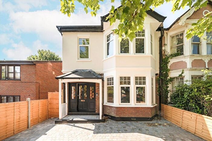 2 Bedroom Flat To Rent In Lynton Road, Acton, W3