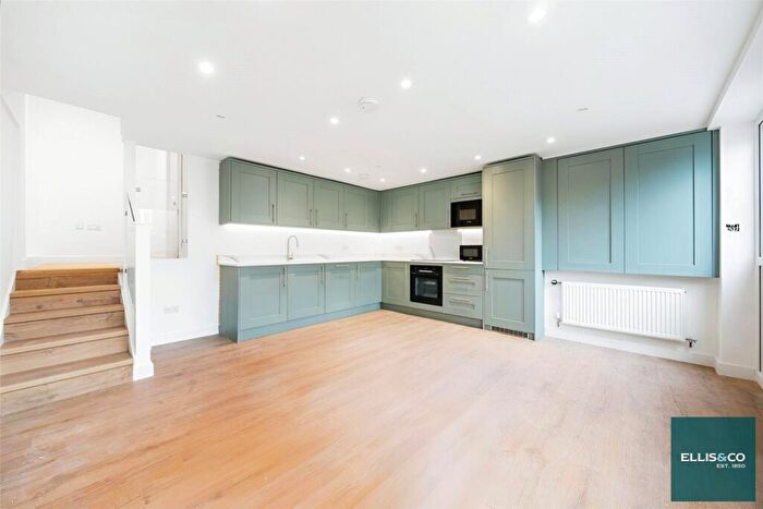 2 Bedroom Link Detached House For Sale In Hutton Grove, London, N12