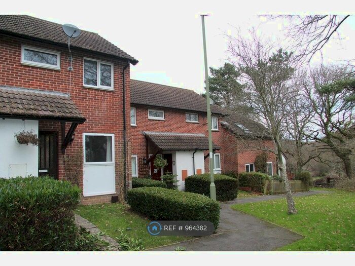 2 Bedroom End Of Terrace House To Rent In Pennywell Gardens, Ashley, New Milton, BH25