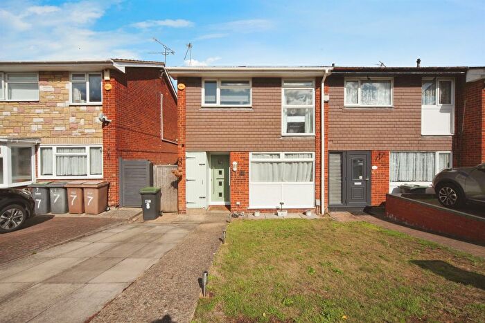 3 Bedroom End Terrace House For Sale In Rosedale Close, Luton, LU3