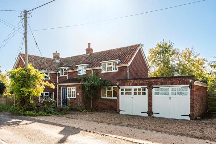 4 Bedroom Detached House For Sale In Cross End, Thurleigh, Bedfordshire, MK44