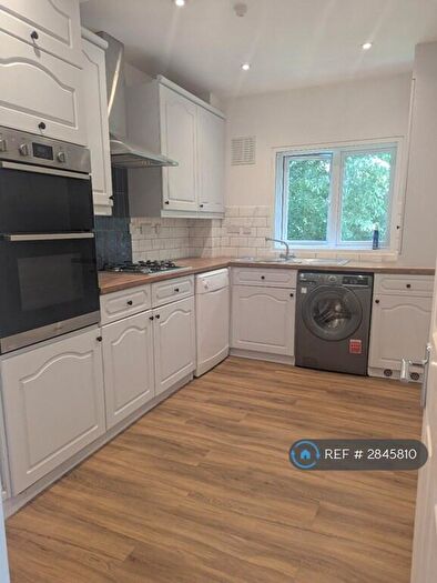 2 Bedroom Flat To Rent In Gables Lodge, Hadley Wood, EN4