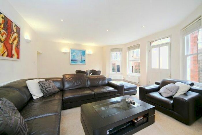 2 Bedroom Flat To Rent In Warwick Road, London, SW5