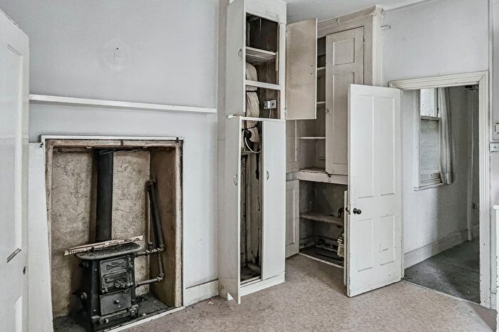 2 Bedroom Flat For Sale In Delaware Road, London, W9