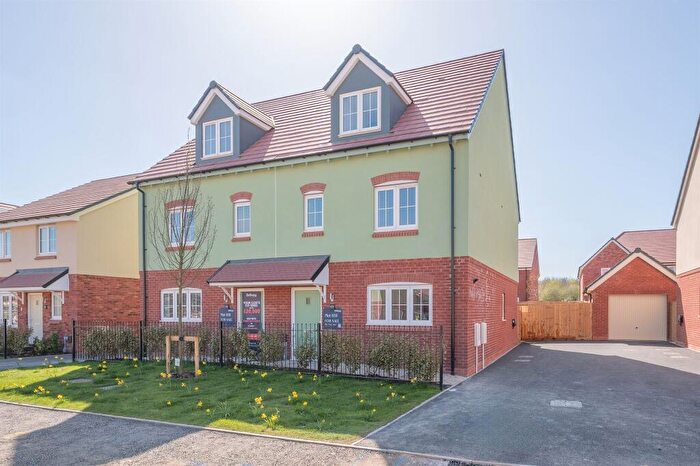 4 Bedroom Semi-Detached House For Sale In Stoke Albany Road, Desborough, Kettering, NN14