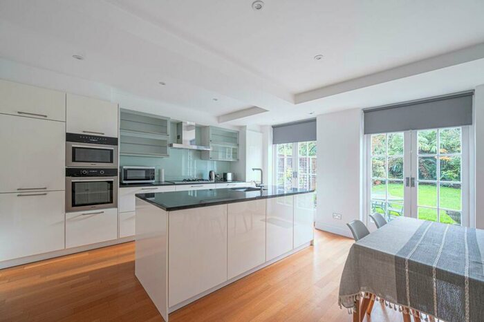 4 Bedroom House To Rent In Charnwood Place, Whetstone, London, N20