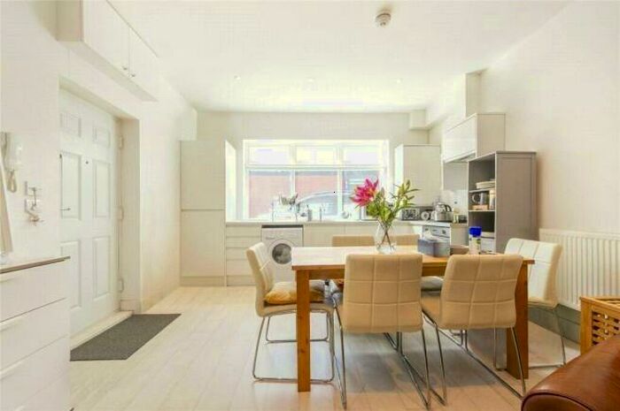Apartment To Rent In Finchley Road, Temple Fortune, NW11