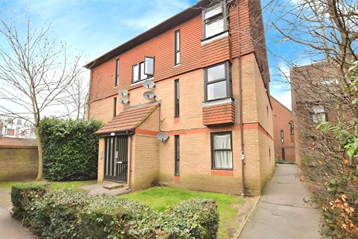 Flat To Rent In Alexander Close, East Barnet, EN4