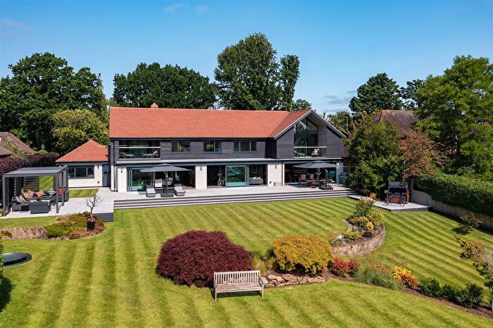 5 Bedroom Detached House For Sale In The Avenue, Petersfield, GU31