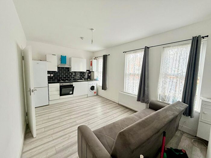 3 Bedroom Flat To Rent In Hibbert Road, Walthamstow, E17