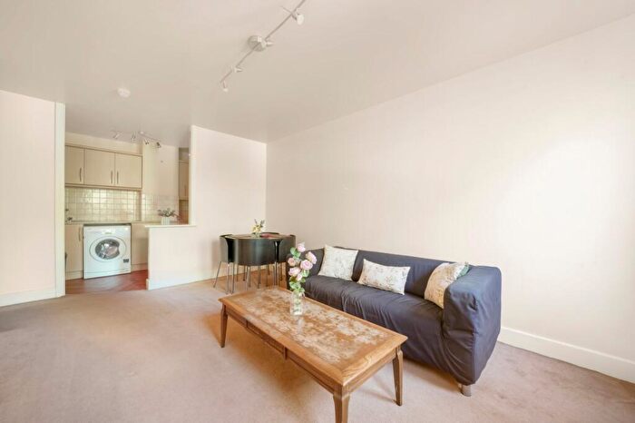 2 Bedroom Flat To Rent In Skyline Plaza Building, Commercial Road, E1