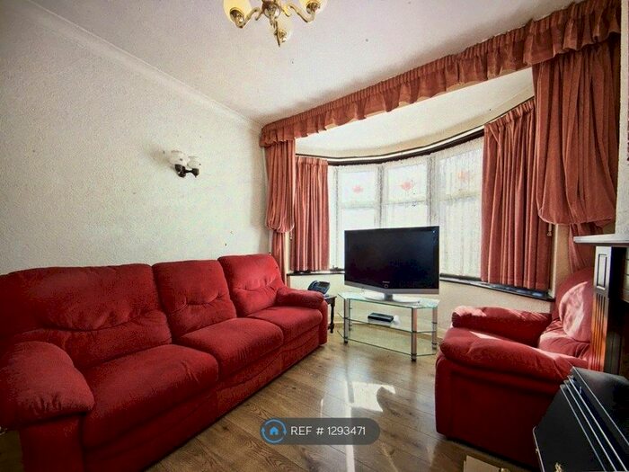 3 Bedroom Detached House To Rent In Wharncliffe Drive, Southall UB1