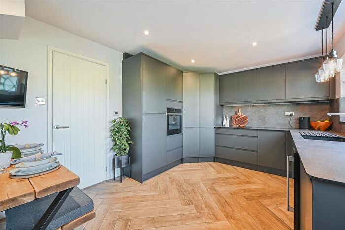 3 Bedroom End Of Terrace House To Rent In Hillside Close, Banstead, SM7