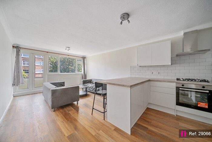 4 Bedroom Flat To Rent In Chalford Court, - Putney Hill, London, SW15