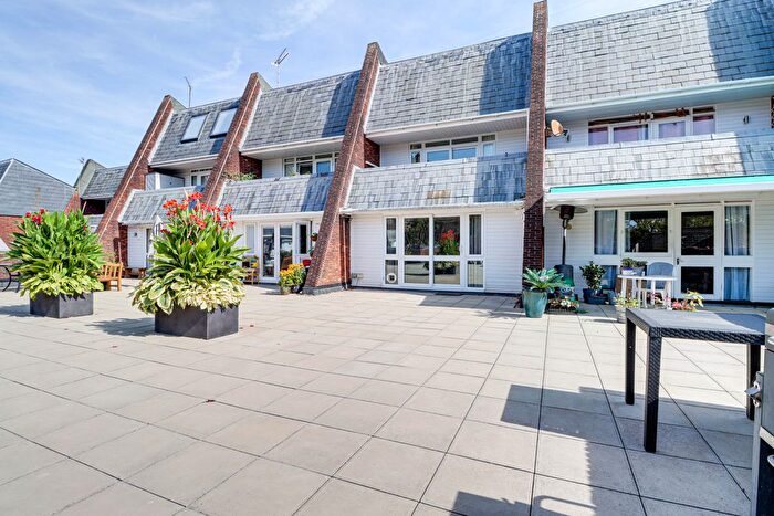 3 Bedroom Maisonette For Sale In Heritage Close, High Street, St. Albans, AL3
